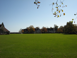 足球场穿过校园