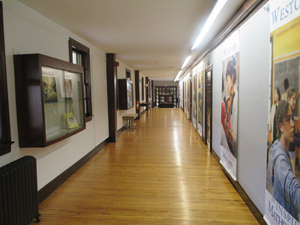 艺术楼走廊上挂满了画作