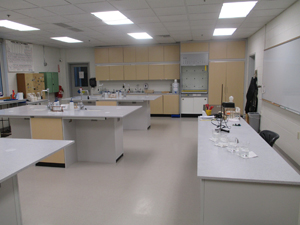 上课前安静的科学实验室