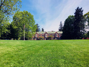 The stately grounds of Reed College